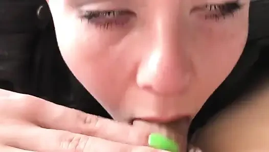 Vilu Vidish in lederjacke schluckt schwanz