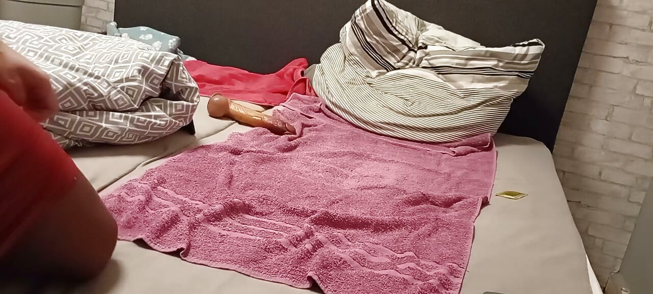 ג'וליה הסוטה מפנקת את עצמה באורגזמה נעימה