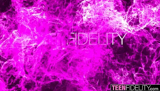 Teenfidelity - alex harper lagi asik menabung memeknya