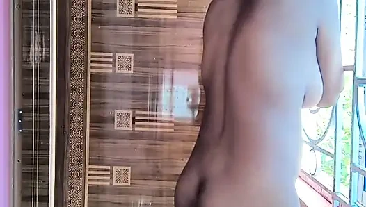 Istriku yang haus seks lagi sendirian di rumah untuk pamer memek sama bos kantormu