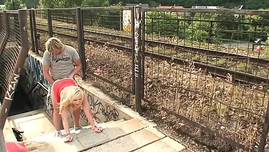 Azgın genç bir çift için açık havada tehlikeli seks