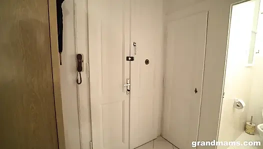 Tombul otoriter nine genç bir yarakla 69'un tadını çıkarıyor