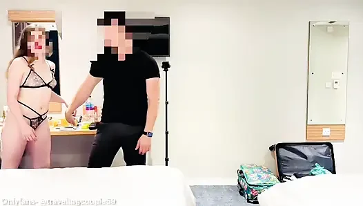 Istri nakal ini lagi asik nyepong kontol pacarnya dan nyepong kontol suaminya di kamar hotel!