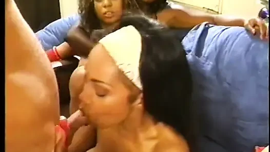Berbagai cewek unggul saling ngentot dengan jari dan kontol tunggal