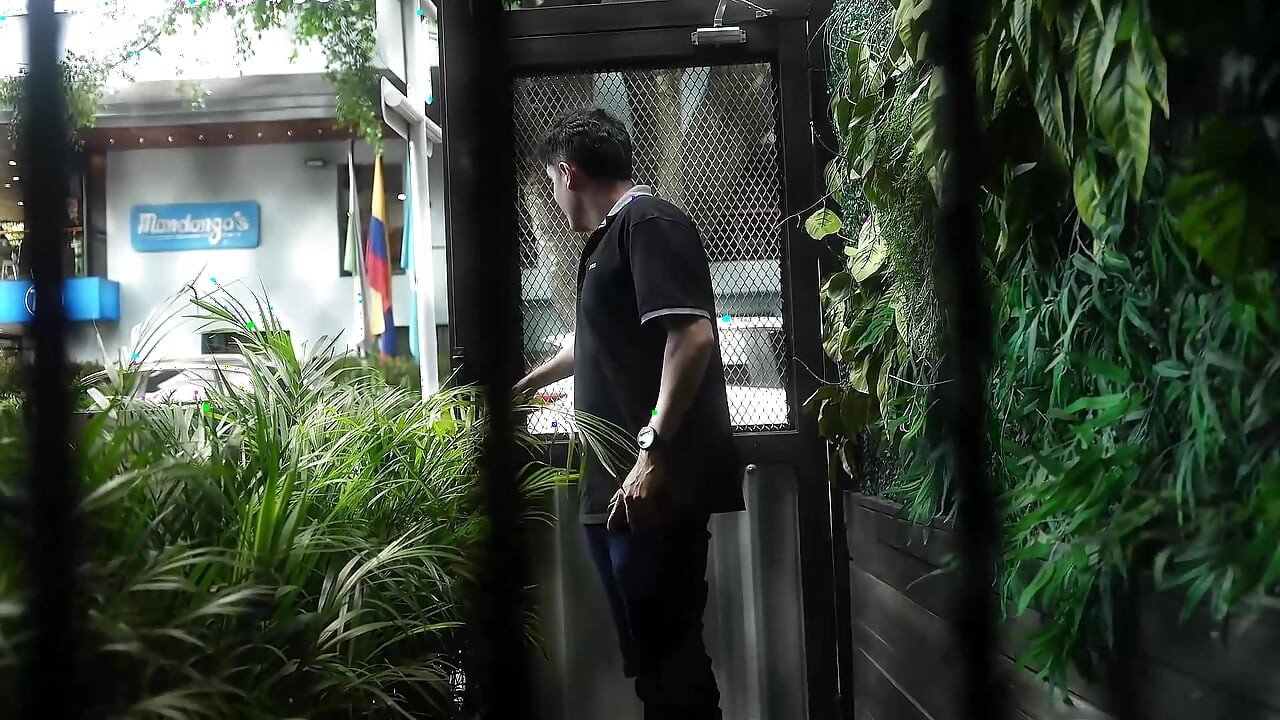 השוכרת לא יכולה לשלם את שכר הדירה, אז היא משלמת לבעל הבית עם הכוס הוורוד והזוגי שלה