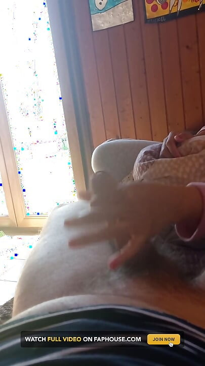 Provocación de la mano con orgasmo - paja rápida en el sofá antes de irme - caricias rápidas y jugar a las pelotas en primer plano