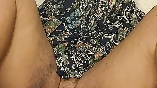 Arabian mom trying to squirt in her bedroom
