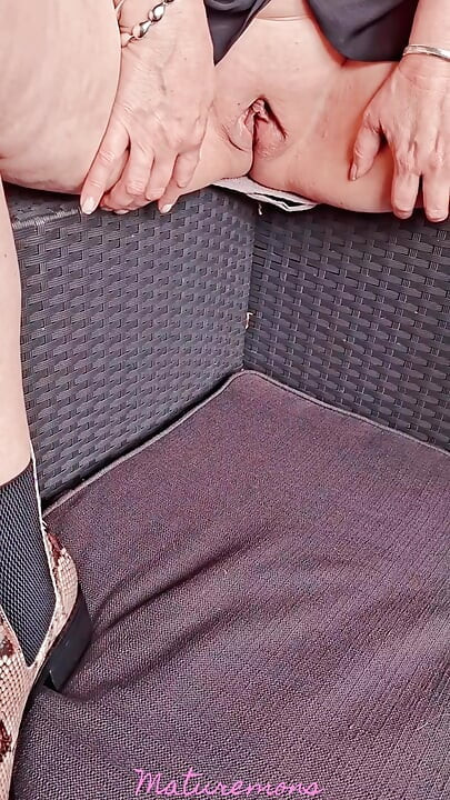자지를 원해, 내 육덕 보지 입술이 따먹히는 걸 지켜봐.