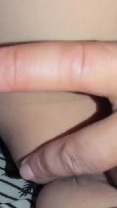 Ægte utro kone under dynen mens manden er på videoopkald. Ang sarap mo | Klip 1