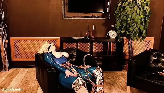 Dari belakang panggung dari proses seks bdsm tali bondage, shibari masturbasi dengan lateks