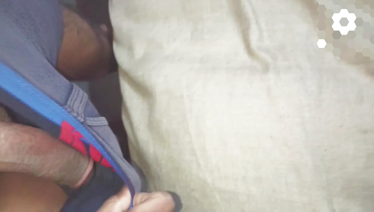 Varun-ova žena je pozvana u njegovu kuću, a zatim je pritisla sise sa obe strane, koliko su velike njene sise su co