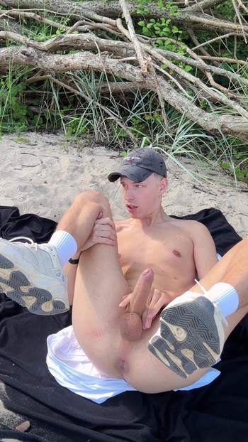 Twink khỏa thân trên bãi biển 🤤
