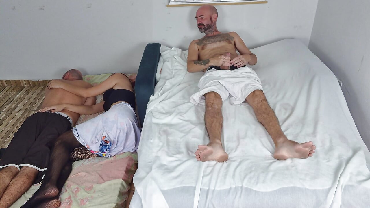 VERRAT! Frau fickt Mitbewohner hinter dem Rücken des Cuckolds!