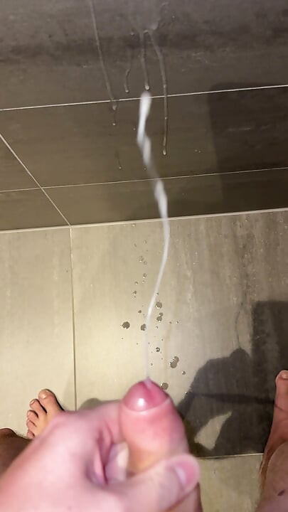 到处都是精液，你会舔地板还是墙壁？