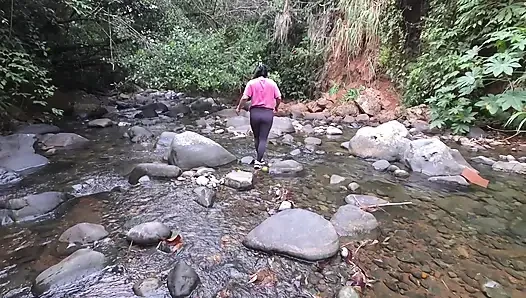 TEIL EINS: Ich liebe es, mich mit der Natur zu verbinden, spazieren zu gehen und VERDAMMT... ICH LIEBE ES, ZU SAUGEN UND VIEL MILCH ZU BEKOMMEN