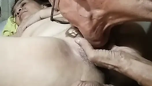 Полное видео моей красивой жены, так много мокрой киски, чтобы сквиртовать, и я кончаю в нее