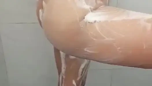 Sinundan ko sa cr si babe habang naliligo at sinabon ko ang malaki at malambot niyang puwet at kanyang puday