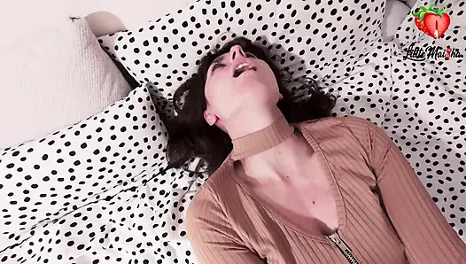 Memek becek si cewek hot rambut cokelat ini dijilat sampai orgasme dua kali