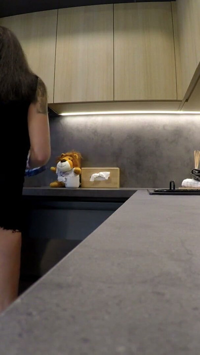 Gorąca seksowna brunetka milf gospodyni domowa bez majtek w wyciętej spódniczce mini miga jej mięsiste soczyste mokre cipki i nagi tyłek | Klip 2