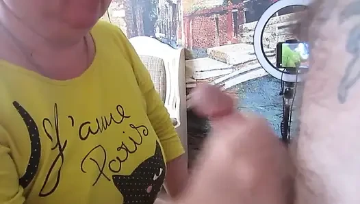 Aku pulang kerja untuk makan siang dan mendapat blowjob lain dari ibu mertuaku