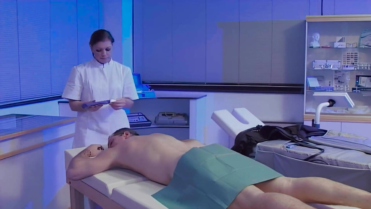 La Kinésithérapeute Se Fait Baiser Le Cul Sur Le Canapé Après Le Massage