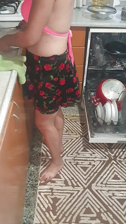 我試圖在女友打掃廚房時喚起她的性慾。
