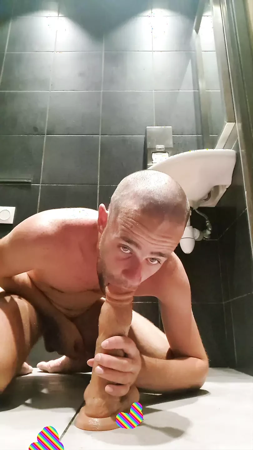 Hij sodomiseert zichzelf in het midden van het publiek met een nieuwe dildo in een macdonal, hij neemt echt plezier
