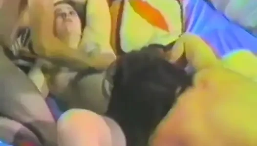 Dua cewek rambut cokelat yang beruntung lagi asik ngocok kontol pakai dildo