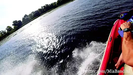 Публичная анальная скачка на водных лыжах в центре города 2