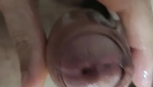 Bir peçeteye boşalana kadar yarağımla oynuyorum
