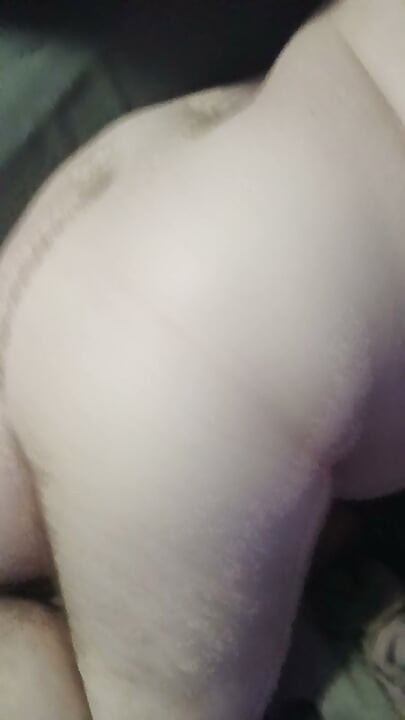 Gros ours qui baise son sextoy anal si fort que le lit grince