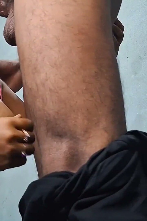 在打扫卫生时, 我的奶子露出来了, 我很惊讶地看到他的鸡巴, 享受Lily和前男友
