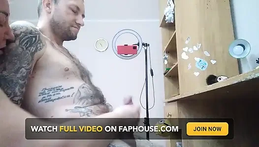 Beni mastürbasyon yaparken yakaladı ve boşalmama yardım etti