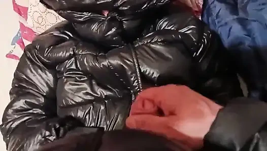 Ceket fetişi - parlak kabarık ceketine oynuyor ve boşalıyor