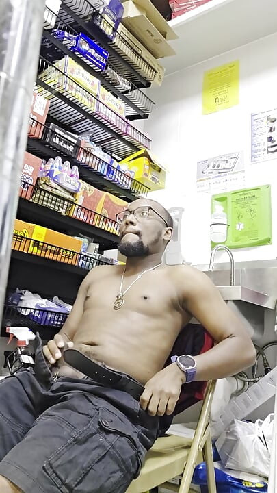 İkinci işimde mastürbasyon yapıyor