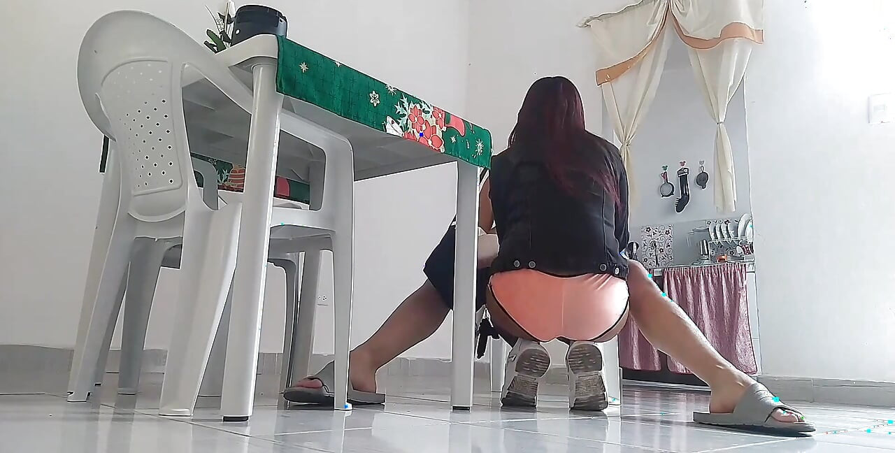 Rico สาวร่านผมสีน้ําตาลแดงจ้างเธอให้เย็ดและเธอไม่รู้จักมากนัก แต่ดูดควย เธอเป็นผู้เชี่ยวชาญกับ Keilimar Gomez