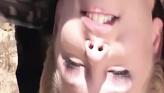 Reife blonde MILF lutscht schwanz im freien und spreizt feuchte muschi