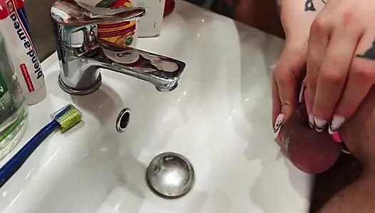 Femdom. Anne üvey oğlunun penisini kafesi çıkarıyor, işemesine izin veriyor ve duşta yıkıyor.