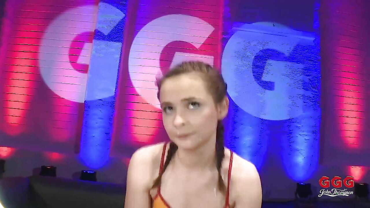 Mengongkek si blonde kecil molek dengan pigtails dalam kumpulan sehingga dia diliputi air mani