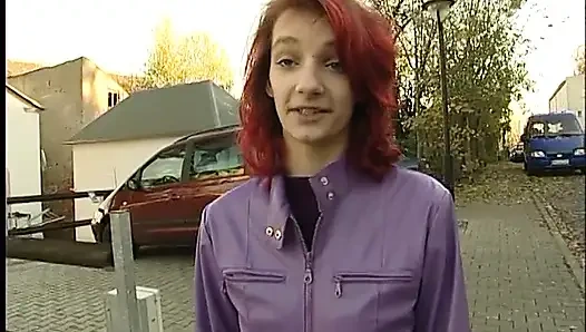 Küçük memeli kızıl saçlı genç kız oyuncu seçmelerinde harika bir sakso çekiyor