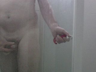 En la ducha con el tapón en mi culo