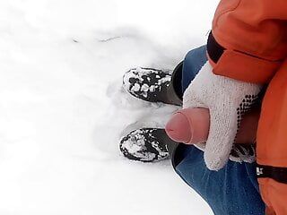Ejaculação ao ar livre na neve