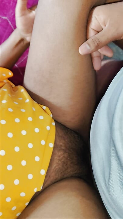 Bahan aapne bhai ka land hilai aaur aapne chut me pahli bar Bhai ka land dal di - brother and stepsister sex.