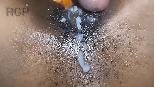 Damlayan ıslak meyve suyu amcık bir tanede boşalıyor