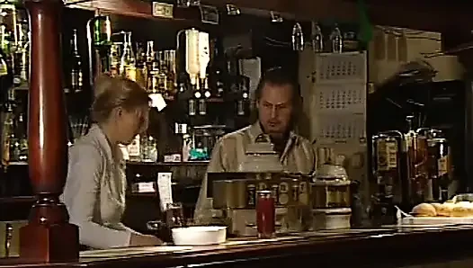 UNA TROIA PER AMICA, сцена 01 с двумя шлюшками, трахнутых в баре
