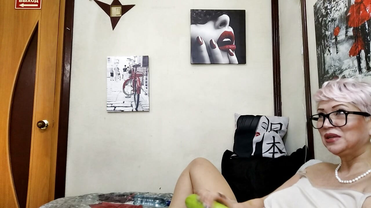 O doamnă matură fermecătoare și o dovlecel...))