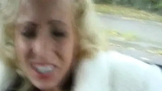 Сексуальная немецкая блондинка Dolls трет ее пизду в сцене соло