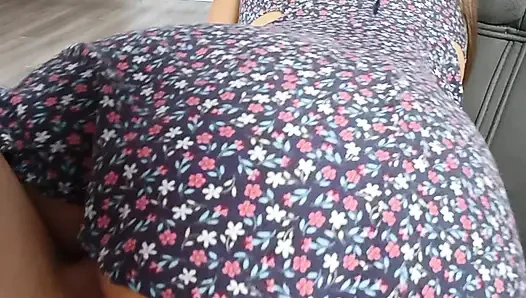 Cewek pantat bahenol dientot gaya doggy dengan gaun pendek