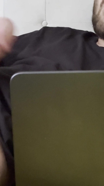 Emotivni trenutak iz "Privatnog trenutka ispred mog ekrana... (Samozadovoljavanje mog velikog arapskog kurca pred hardcore kurcem"