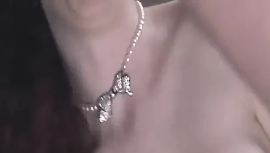 Olgun orta yaşlı seksi kadın büyük salatalıkyı deliklerine sokuyor